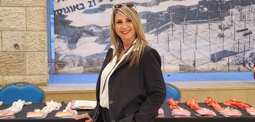 מנהלת בקבוצת מעוף באולם בחינות